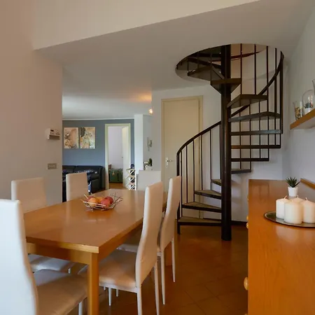 La Finestra Sul - 100mt - Wonderful View For 6 People, Pool, Free Parking Daire Desenzano del Garda